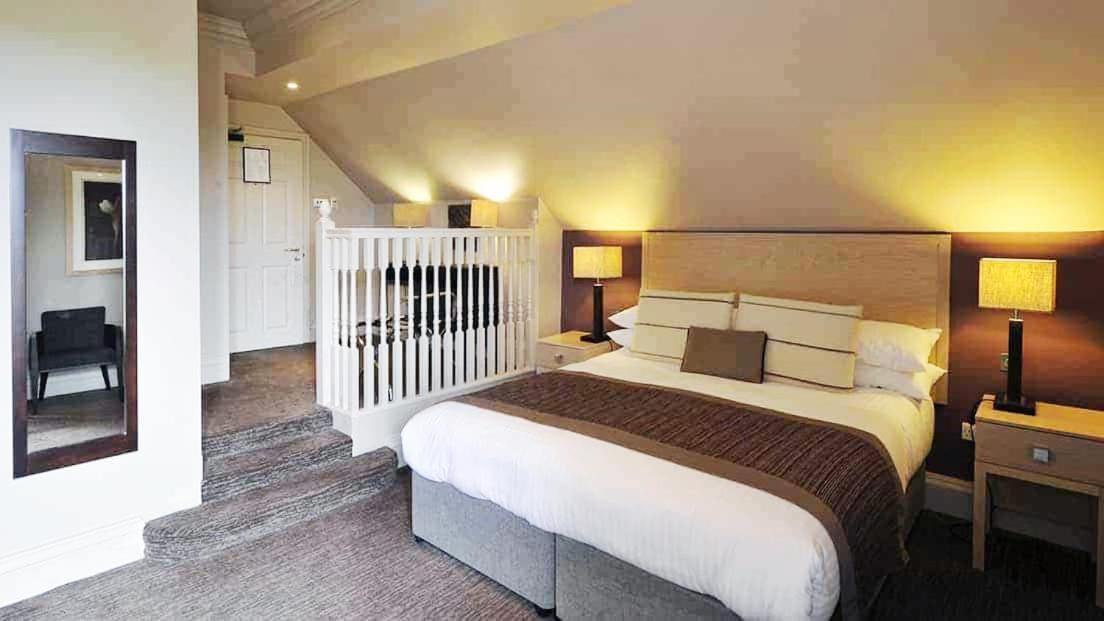 Nutfield Priory Hotel & Spa Редхил Екстериор снимка