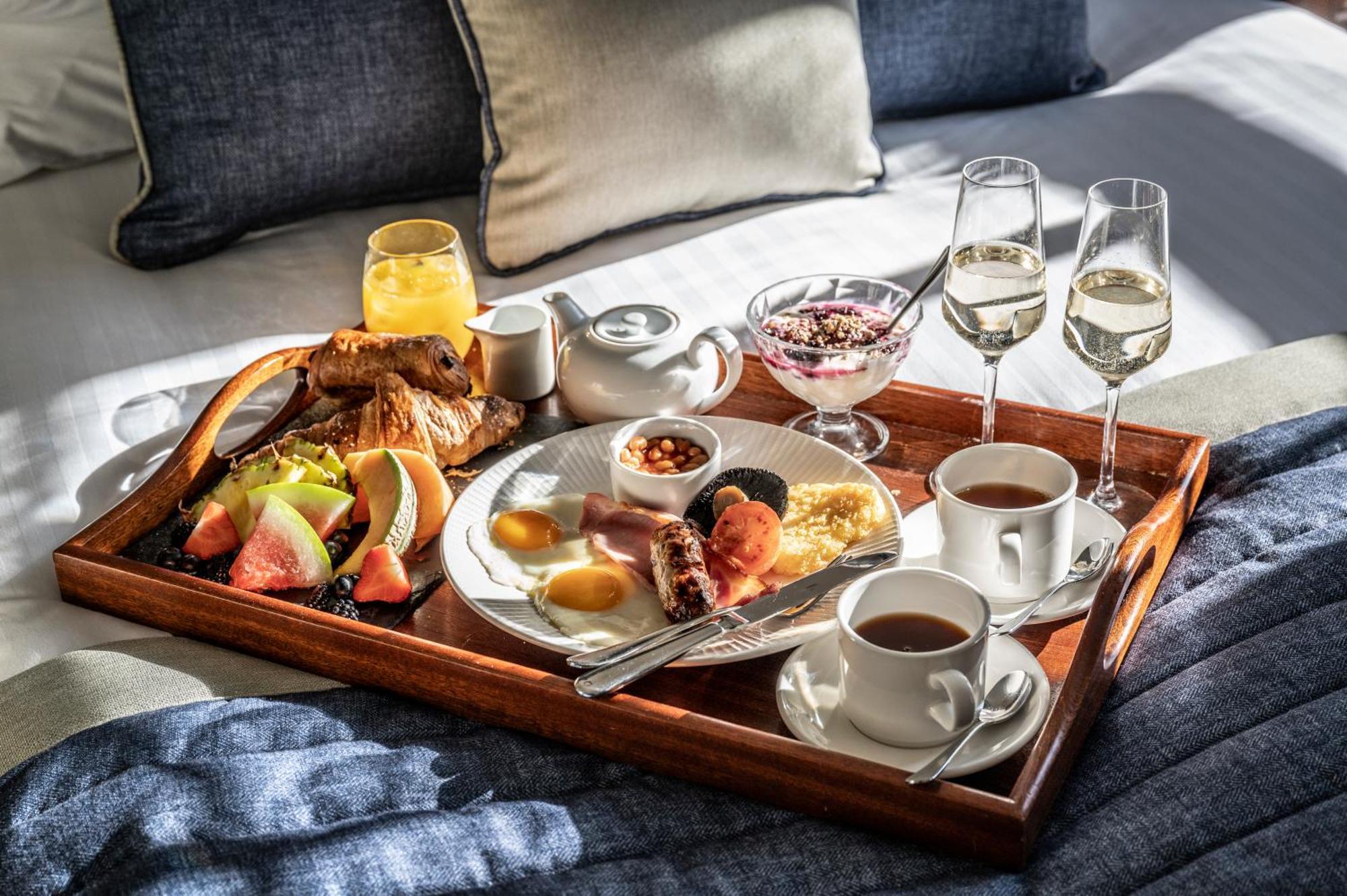 Nutfield Priory Hotel & Spa Редхил Екстериор снимка