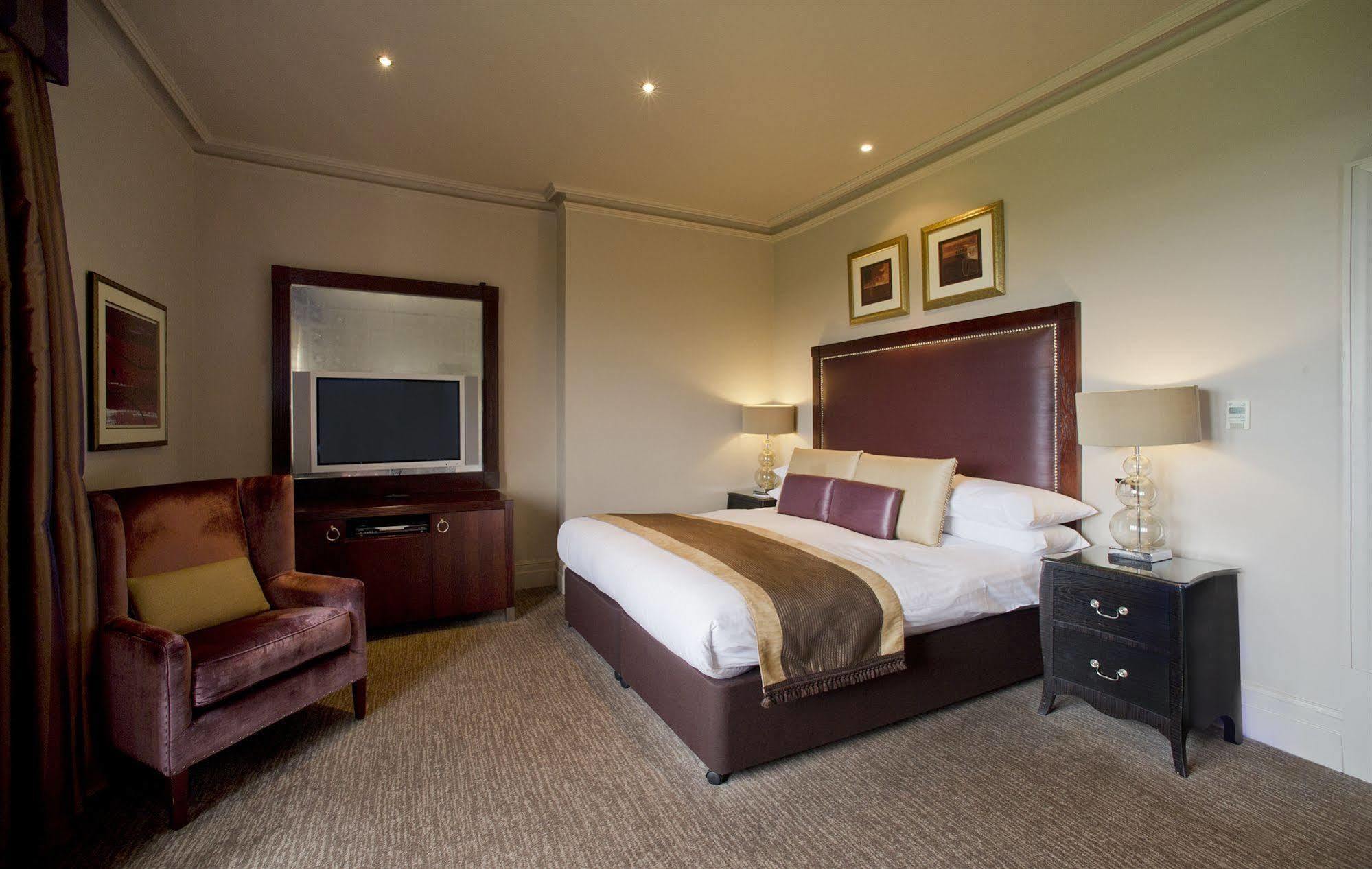 Nutfield Priory Hotel & Spa Редхил Екстериор снимка
