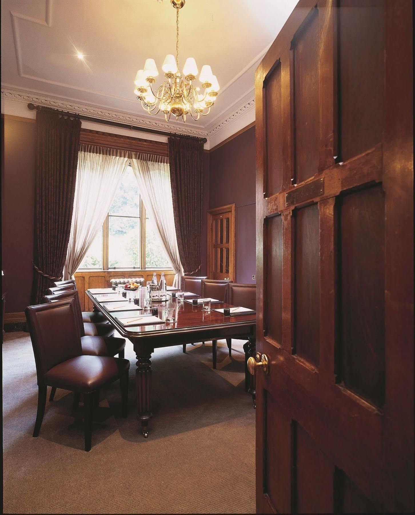 Nutfield Priory Hotel & Spa Редхил Екстериор снимка